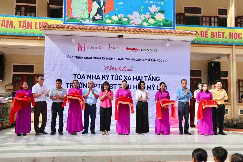 Đại diện UBMTTQ Việt Nam, tỉnh Nghệ An, đại diện lãnh đạo Sở GD&ĐT tỉnh Nghệ An, lãnh đạo địa phương, lãnh đạo Quỹ Vì Tầm Vóc Việt, báo Nông thôn Ngày nay/Báo điện tử Dân Việt, nhà trường cắt băng khánh thành Đại diện UBMTTQ Việt Nam, tỉnh Nghệ An, đại diện lãnh đạo Sở GD&ĐT tỉnh Nghệ An, lãnh đạo địa phương, lãnh đạo Quỹ Vì Tầm Vóc Việt, báo Nông thôn Ngày nay/Báo điện tử Dân Việt, nhà trường cắt băng khánh thành