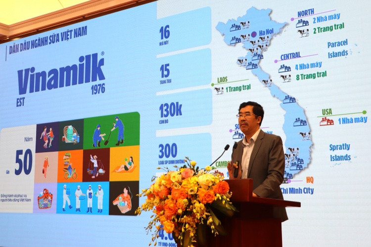 Ông Nguyễn Quốc Khánh – Giám đốc điều hành nghiên cứu và phát triển Vinamilk, trình bày việc ứng dụng công nghệ định danh và truy xuất nguồn gốc cho sản phẩm Vinamilk. Ảnh: Vi Nam