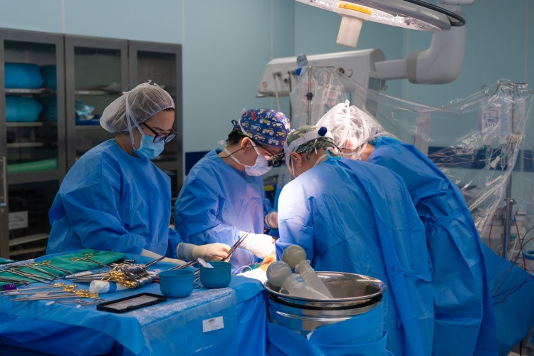 TS.BS Đào Đức Dũng (thứ 2 từ trái sang) đang cùng ê-kíp thực hiện ca ghép gan