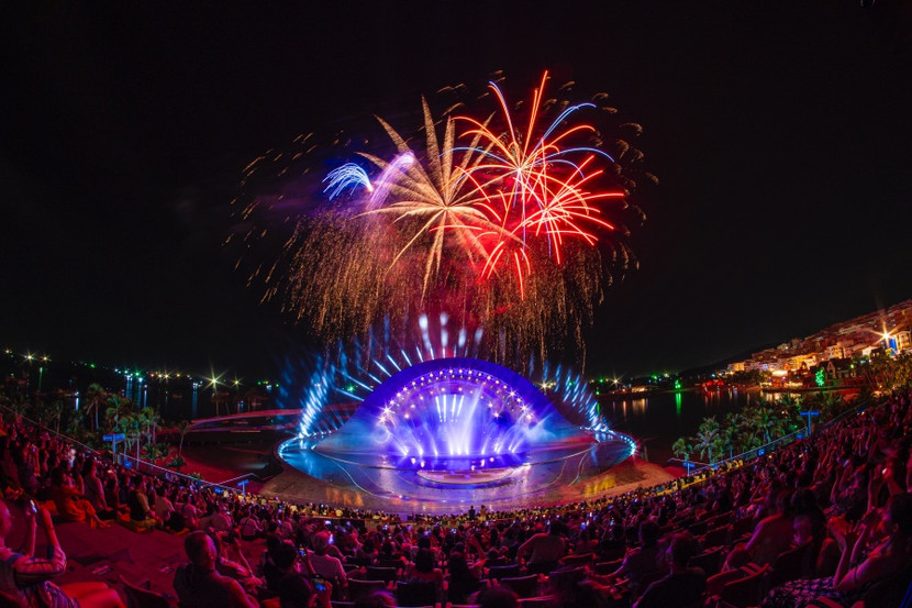 Màn pháo hoa rực rỡ bừng sáng bầu trời Thị trấn Hoàng Hôn Màn pháo hoa rực rỡ bừng sáng bầu trời Thị trấn Hoàng Hôn