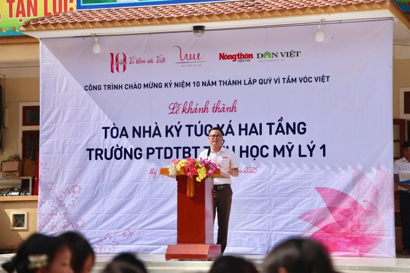 Thầy Nguyễn Thế Vĩnh – Hiệu trưởng nhà trường phát biểu Thầy Nguyễn Thế Vĩnh – Hiệu trưởng nhà trường phát biểu