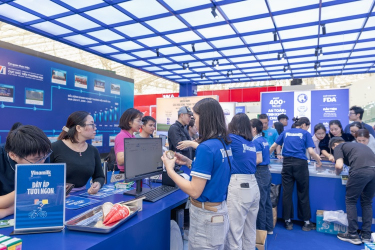 Gian hàng của Vinamilk thu hút đông đảo sự quan tâm của người dân