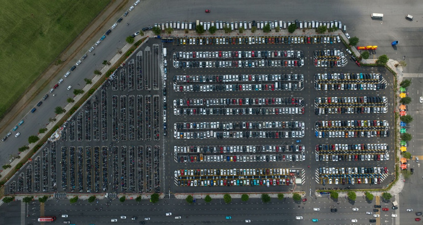 Bãi đỗ xe với sức chứa lớn cùng hệ thống trạm sạc xe điện