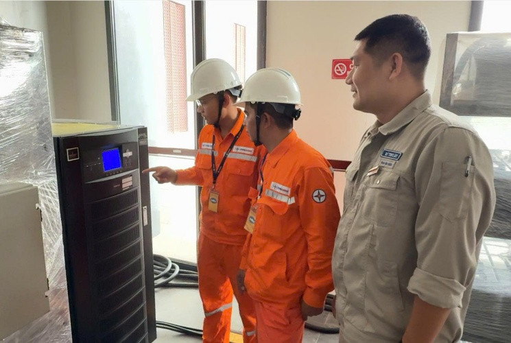 EVNHANOI phối hợp cùng đơn vị quản lý kiểm tra hệ thống UPS phục vụ hội trường