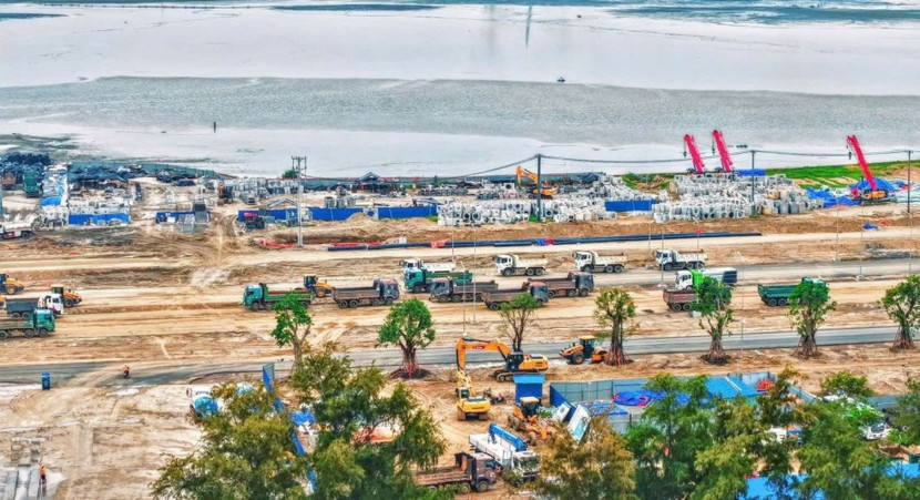 Công trường Vinhomes Green Paradise thay đổi từng ngày với tiến độ thi công 3 ca 4 kíp cùng hàng nghìn máy móc, phương tiện được huy động Công trường Vinhomes Green Paradise thay đổi từng ngày với tiến độ thi công 3 ca 4 kíp cùng hàng nghìn máy móc, phương tiện được huy động