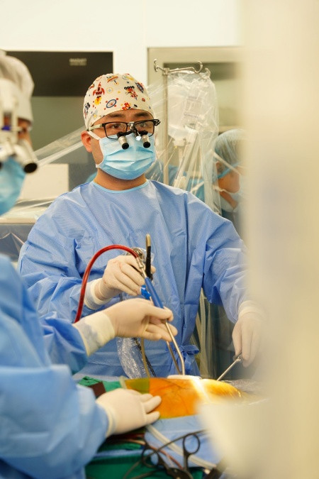 TS.BS Quang Huy cùng các bác sĩ đến từ đa chuyên khoa phối hợp phẫu thuật nội soi toàn bộ cho bệnh nhi 3 tuổi mắc bệnh tim bẩm sinh