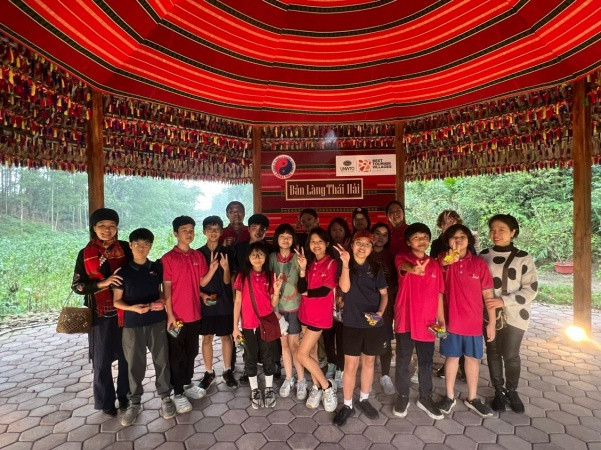 Katy cùng các bạn trong chuyến đi thực tế tìm hiểu văn hóa Việt Nam Katy cùng các bạn trong chuyến đi thực tế tìm hiểu văn hóa Việt Nam
