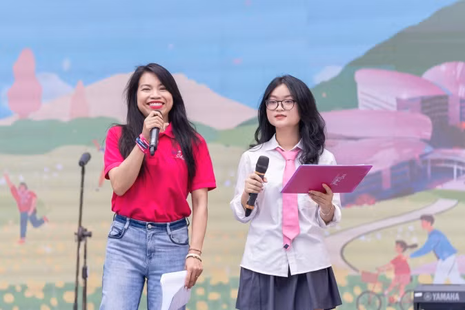 Quỳnh Chi (phải) tự tin trong vai trò MC tại sự kiện Lễ hội Hạnh phúc TH School 2024