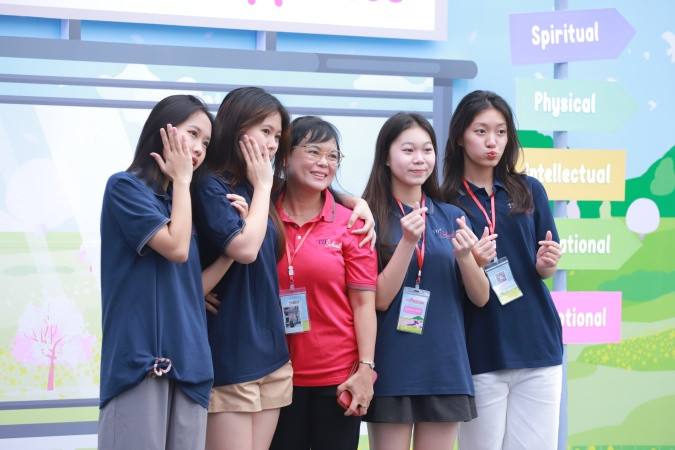 Bạn bè và thầy cô ở ngôi nhà nội trú như một “gia đình thứ hai” của học sinh TH School Hòa Lạc Bạn bè và thầy cô ở ngôi nhà nội trú như một “gia đình thứ hai” của học sinh TH School Hòa Lạc