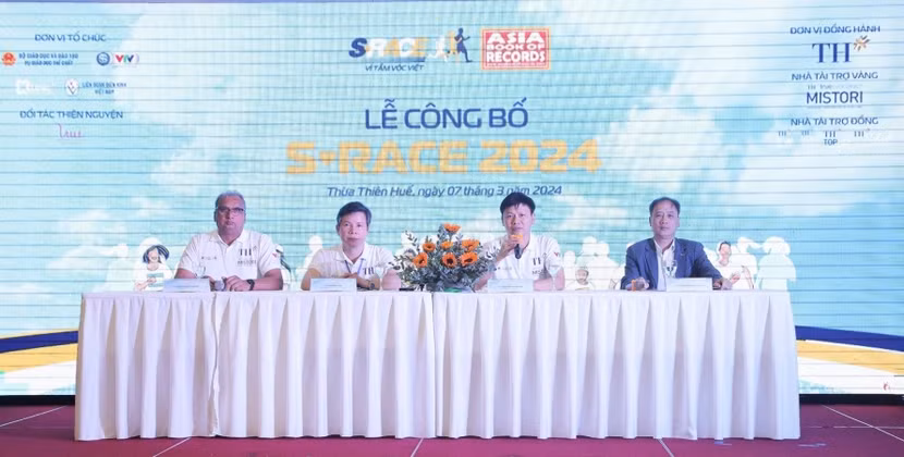 Ông Vijay Kumar Pandey (ngoài cùng bên trái), đại diện ban lãnh đạo Tập đoàn TH tại phần hỏi đáp báo chí ngay sau Lễ công bố S-Race 2024.