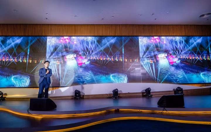 Đạo diễn Dương Mai Việt Anh chia sẻ những hình ảnh tráng lệ đầu tiên của sân khấu trên thuyền The Grand Voyage Đạo diễn Dương Mai Việt Anh chia sẻ những hình ảnh tráng lệ đầu tiên của sân khấu trên thuyền The Grand Voyage