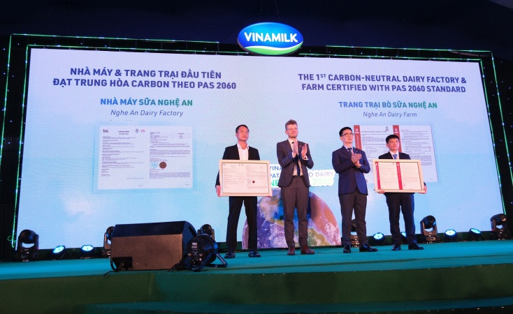 Nhà máy và trang trại đạt trung hòa carbon là những thành tựu đầu tiên trên hành trình Net Zero 2050 của Vinamilk Nhà máy và trang trại đạt trung hòa carbon là những thành tựu đầu tiên trên hành trình Net Zero 2050 của Vinamilk