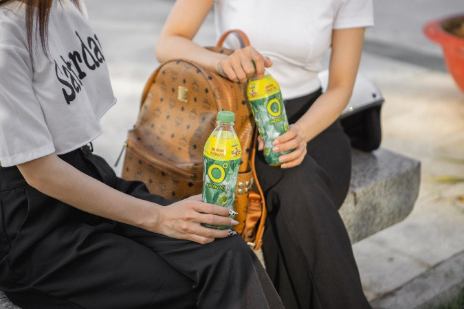 Trà Xanh Không Độ được chiết xuất từ lá trà Thái Nguyên với chất EGCG và bổ sung Vitamin C giúp giải tỏa căng thẳng mệt mỏi, giải nhiệt cuộc sống mỗi ngày.