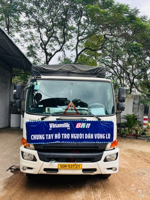 Những chuyến xe dinh dưỡng của Vinamilk sẵn sàng xuất phát xuyên đêm đến với bà con vùng lũ - Ảnh: Vi Nam