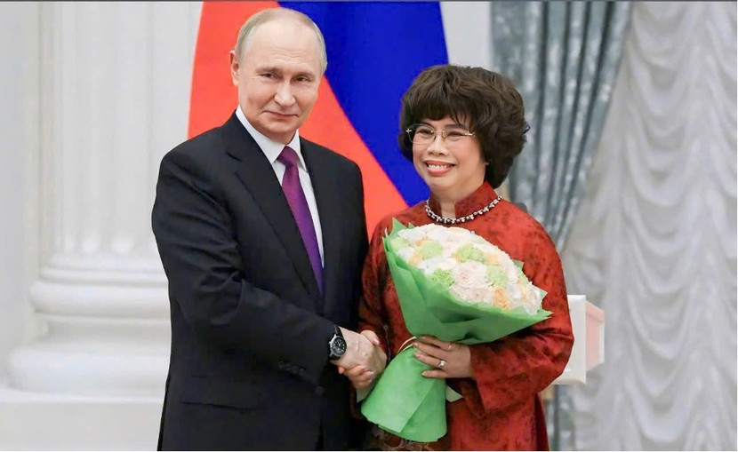 Tổng thống Vladimir Putin trực tiếp trao tặng Huân chương Hữu nghị của Nhà nước Liên bang Nga tới Anh hùng Lao động Thái Hương Tổng thống Vladimir Putin trực tiếp trao tặng Huân chương Hữu nghị của Nhà nước Liên bang Nga tới Anh hùng Lao động Thái Hương