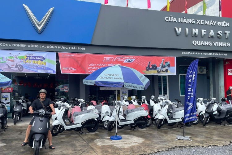 Chuỗi đại lý xe máy điện VinFast của anh Vinh hiện có doanh số trung bình hơn 1.000 xe/tháng.