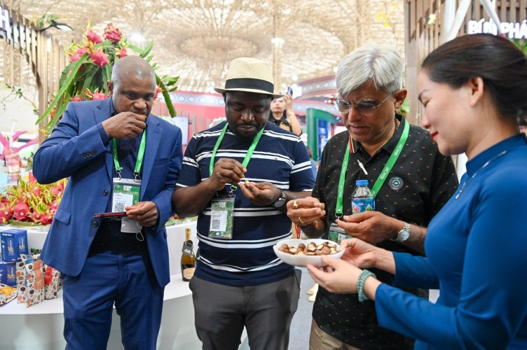 Các thương gia nước ngoài trải nghiệm sản phẩm thực phẩm của Việt Nam