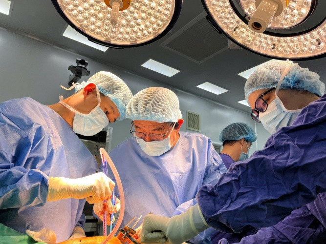 PGS.TS.BS Lưu Hồng Hải cùng ekip phẫu thuật PGS.TS.BS Lưu Hồng Hải cùng ekip phẫu thuật