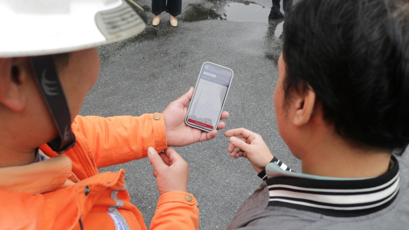 Cán bộ công nhân viên EVNHANOI hướng dẫn khách hàng sử dụng App EVNHANOI