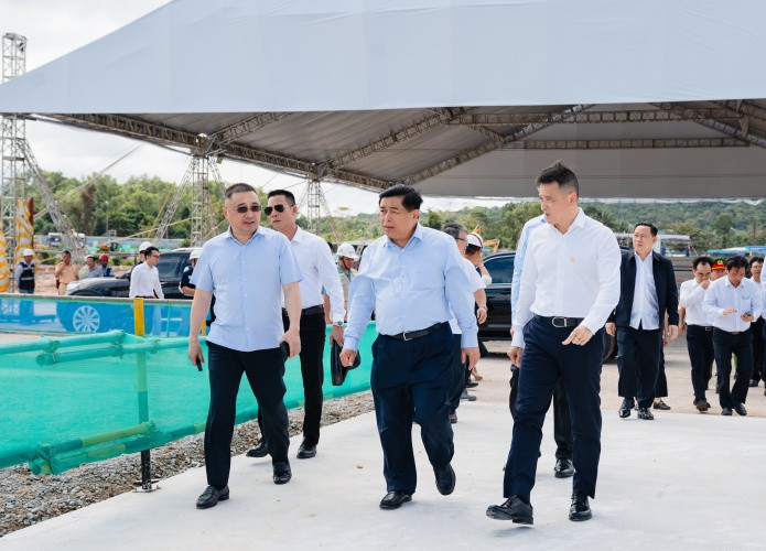 Phó Thủ tướng Chính Phủ Nguyễn Chí Dũng khảo sát tiến độ dự án ngày 19/11. Ảnh: Sun Group