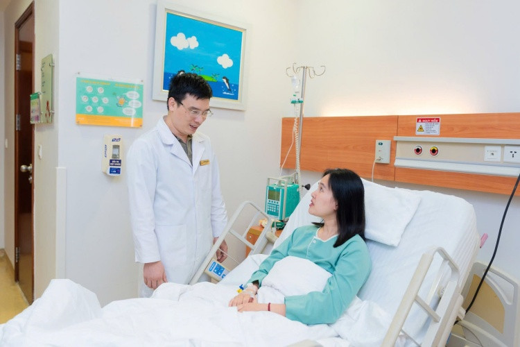 Chị Liên xúc động với gương mặt bình thường sau phẫu thuật