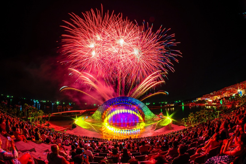 Pháo hoa rực rỡ trên biển trời &quot;Thị trấn Hoàng Hôn&quot;