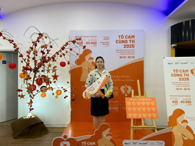 Khách hàng chụp ảnh check in cùng “góc cam” tại TH true mart Khách hàng chụp ảnh check in cùng “góc cam” tại TH true mart