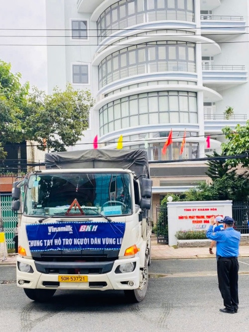 Những chuyến xe dinh dưỡng của Vinamik đã có mặt ở Mặt trận Tổ quốc và cơ quan báo – đài địa phương, kịp thời tiếp ứng dinh dưỡng cho bà con vùng lũ - Ảnh: Vi Nam