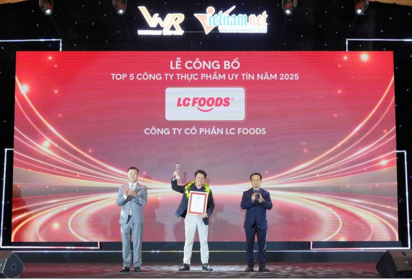Ông Lê Văn Sơn - Phó Tổng Giám đốc thường trực Công ty CP LC Foods nhận vinh danh top 5 Thực phẩm uy tín - ngành thực phẩm chế biến sẵn ngày 28/10/2025. Ảnh: Vietnam Report