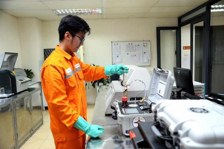 Công nhân EVNHANOI thực hiện thí nghiệm mẫu dầu máy biến áp