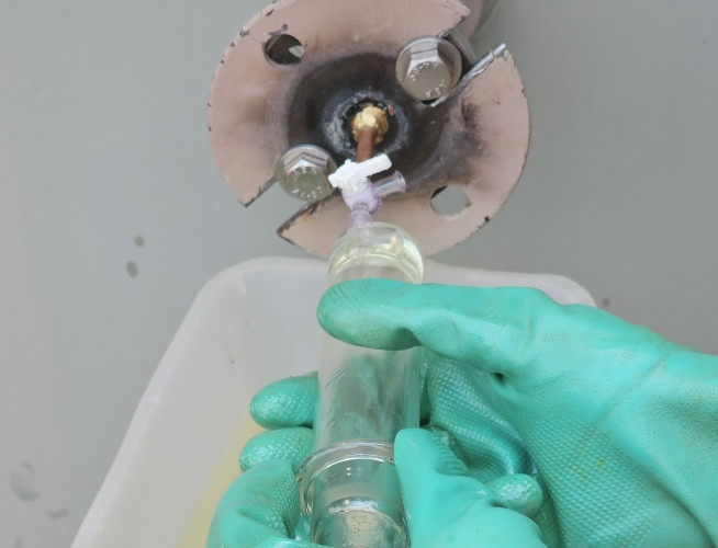 Công nhân EVNHANOI thao tác lấy mẫu dầu máy biến áp