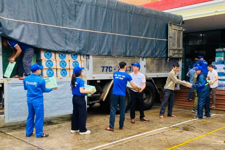 Hàng trăm nghìn sản phẩm Vinamilk được trao tặng cùng nhiều yêu thương và mong muốn đồng bào vùng lũ sớm phục hồi hậu thiên tai - Ảnh: Vi Nam