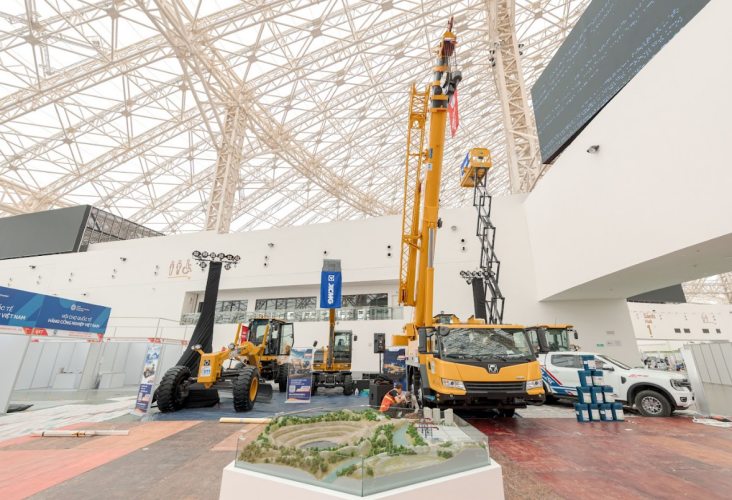 Không gian trưng bày những cỗ máy mạnh mẽ của XCMG