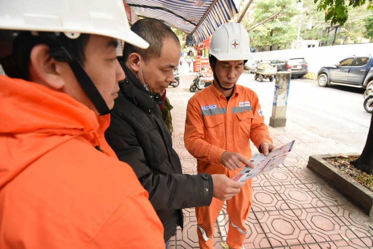 Cán bộ công nhân viên EVNHANOI tuyên truyền tiết kiệm điện đến từng khách hàng