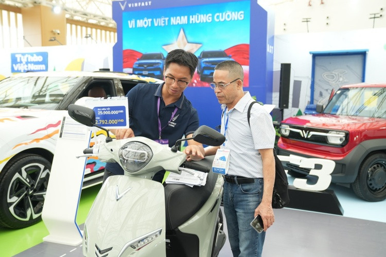 Khách tham quan tìm hiểu và trải nghiệm các mẫu xe máy điện VinFast