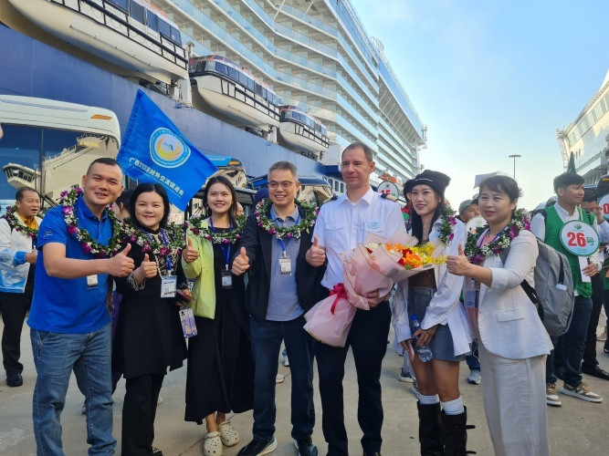 Du khách, thuyền viên tàu Blue Dream Melody chụp ảnh lưu niệm tại cảng tàu khách quốc tế Hạ Long Du khách, thuyền viên tàu Blue Dream Melody chụp ảnh lưu niệm tại cảng tàu khách quốc tế Hạ Long