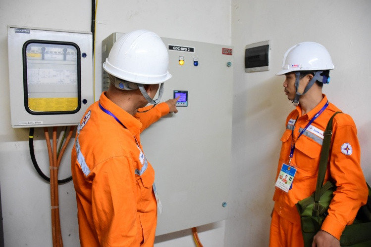 Công nhân EVNHANOI kiểm tra tình trạng vận hành của hệ thống UPS tại Nhà Quốc hội