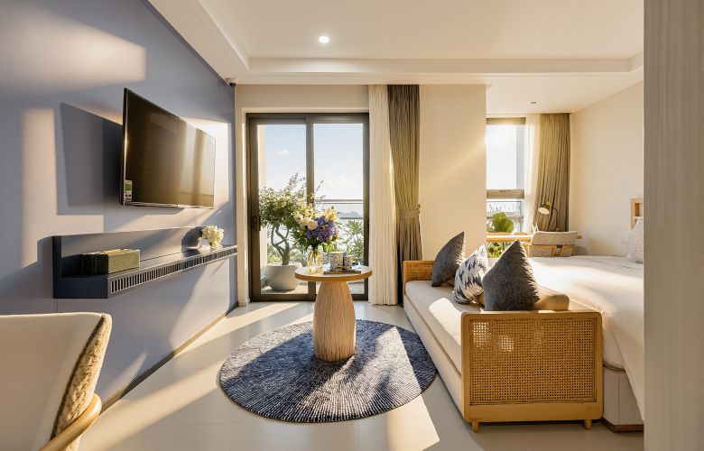 Bể bơi mái kính – một trong nhiều tiện ích nội khu đẳng cấp tại Sun Centro Town. Ảnh: Sun Property.