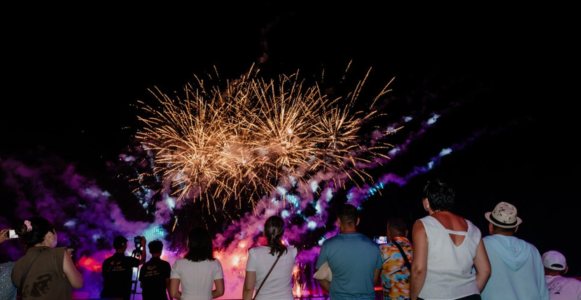 Pháo hoa rực rỡ mỗi đêm, thắp sáng bầu trời lễ hội