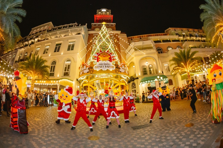 Show diễn đường phố sôi động bên cây thông và vòng quay ngựa gỗ, làm bừng sắc Giáng sinh nơi &quot;Thị trấn&quot; Hoàng Hôn