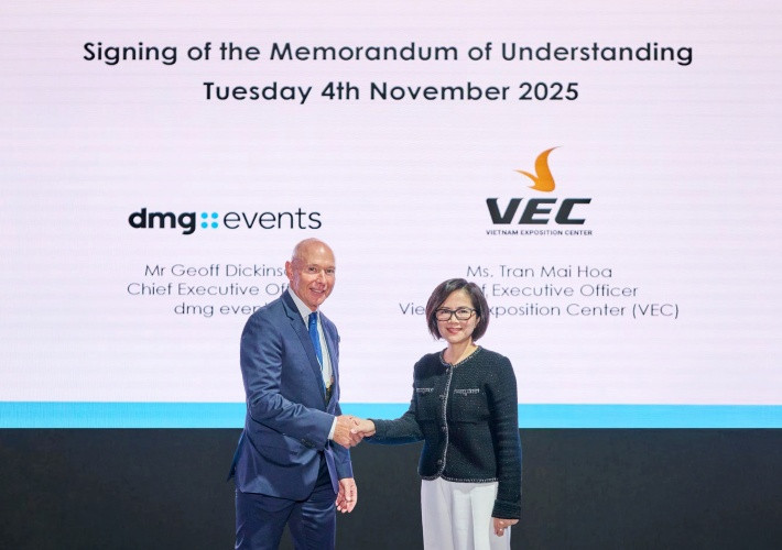 Ông Geoff Dickinson, Tổng Giám đốcdmg events (bên trái) và Bà Trần Mai Hoa, Tổng Giám đốc VEC (bên phải) tại buổi ký kết hợp tác Ông Geoff Dickinson, Tổng Giám đốcdmg events (bên trái) và Bà Trần Mai Hoa, Tổng Giám đốc VEC (bên phải) tại buổi ký kết hợp tác