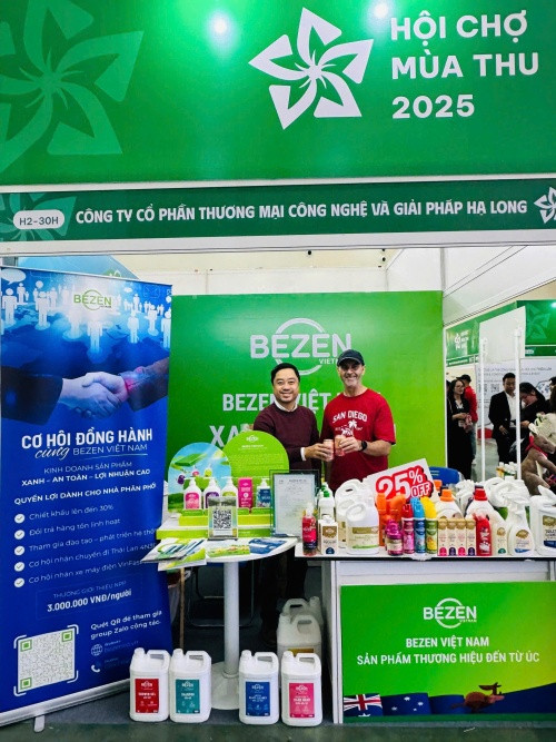 Ông Bùi Trọng Lịch - Giám đốc nhãn hàng Bezen Việt Nam và đại diện Bezen Australia tại gian hàng ở Hội chợ Mùa Thu.