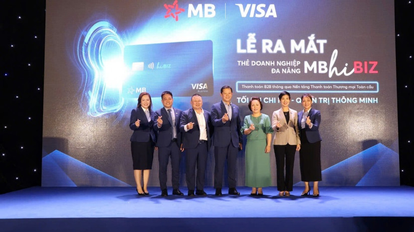Đại diện MB, VISA chụp ảnh tại sự kiện
