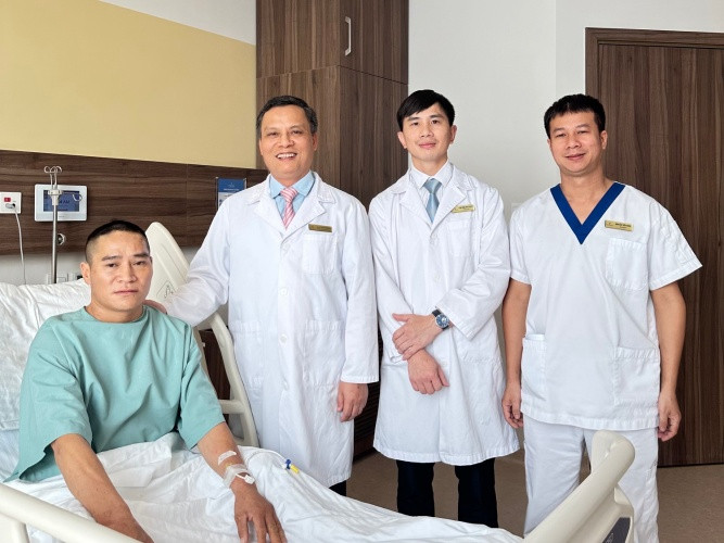 Bệnh nhân bình phục sau ca mổ sinh tử, với tình trạng cấp cứu nguy kịch. Bệnh nhân bình phục sau ca mổ sinh tử, với tình trạng cấp cứu nguy kịch.