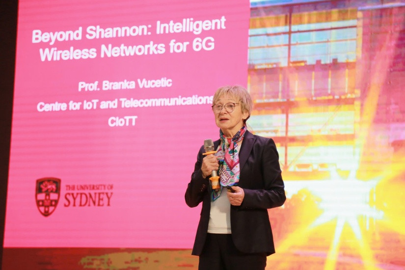 Tại sự kiện InnovaConnect, GS. Branka Vucetic (Đại học Sydney, Úc) đã trình bày về chuyên đề hướng tới mạng không dây thông minh cho kỷ nguyên 6G. Ảnh: VFP.
