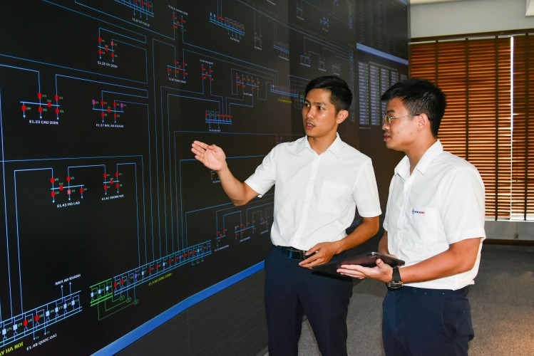 Các điều độ viên thuộc EVNHANOI kiểm tra tình trạng vận hành trên hệ thống lưới điện Thủ đô