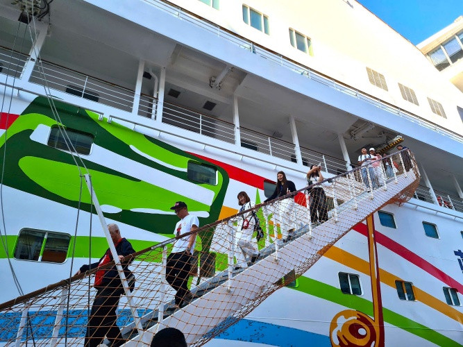 Đoàn khách du lịch Trung Quốc trên tàu biển tuyến Bắc Hải - Hạ Long Đoàn khách du lịch Trung Quốc trên tàu biển tuyến Bắc Hải - Hạ Long