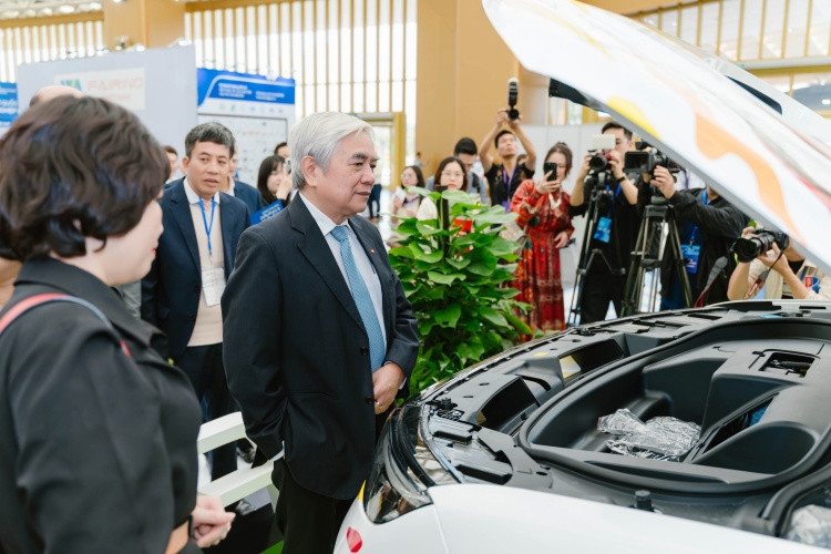 Ông Nguyễn Quân, nguyên Bộ trưởng Bộ Khoa học và Công nghệ tham quan gian hàng của VinFast