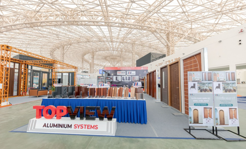 Gian hàng của TOP VIEW Aluminium Systems trưng bày hàng loạt mẫu cửa nhôm, vách kính và các giải pháp cửa ra vào hiện đại, sẵn sàng đón khách.