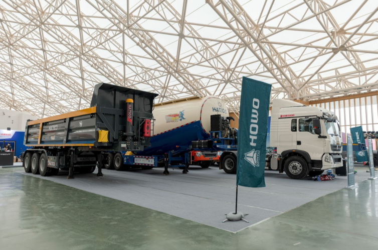 Ngành vận tải cũng không kém cạnh với dàn xe đầu kéo Howo và rơ-moóc chuyên dụng của Hatico